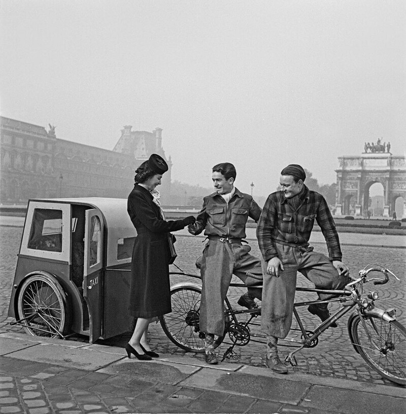 Вело-рикши и пассажирка, Париж, 1943 год