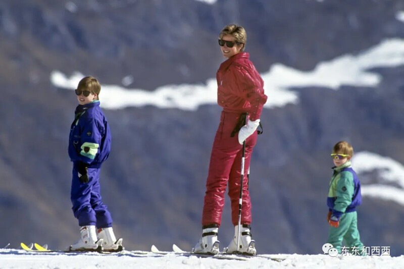 Принц Уильям, принцесса Диана и принц Гарри катаются на лыжах в Лехе, Австрия