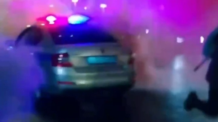 В Москве задержали блогеров, пробежавших с дымовыми шашками по патрульному автомобилю ДПС