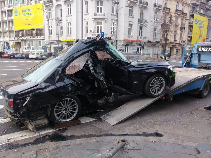 Пьяный водитель BMW влетел в столб при попытке скрыться от румынской полиции