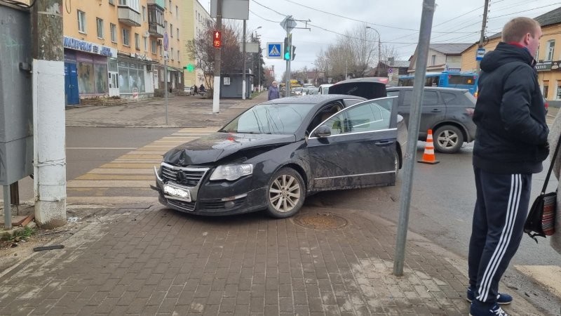 В Твери водитель не захотел ударить другой автомобиль и принял решение сбить пешехода