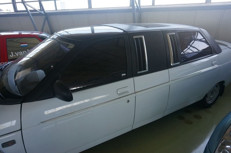 Кожаный салон и перегородка между водителем и пассажирами: редкий лимузин ВАЗ-21109 «Консул»