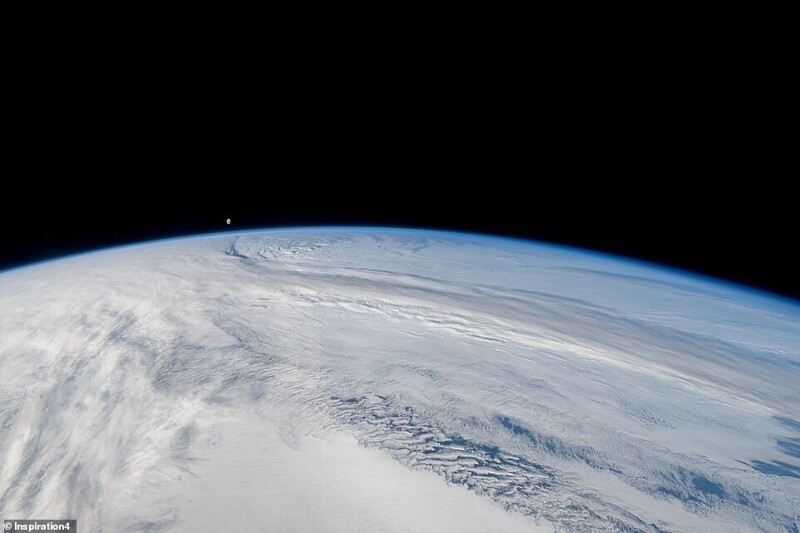 Земля в иллюминаторе: экипаж миссии Inspiration4 поделился снимками из космоса