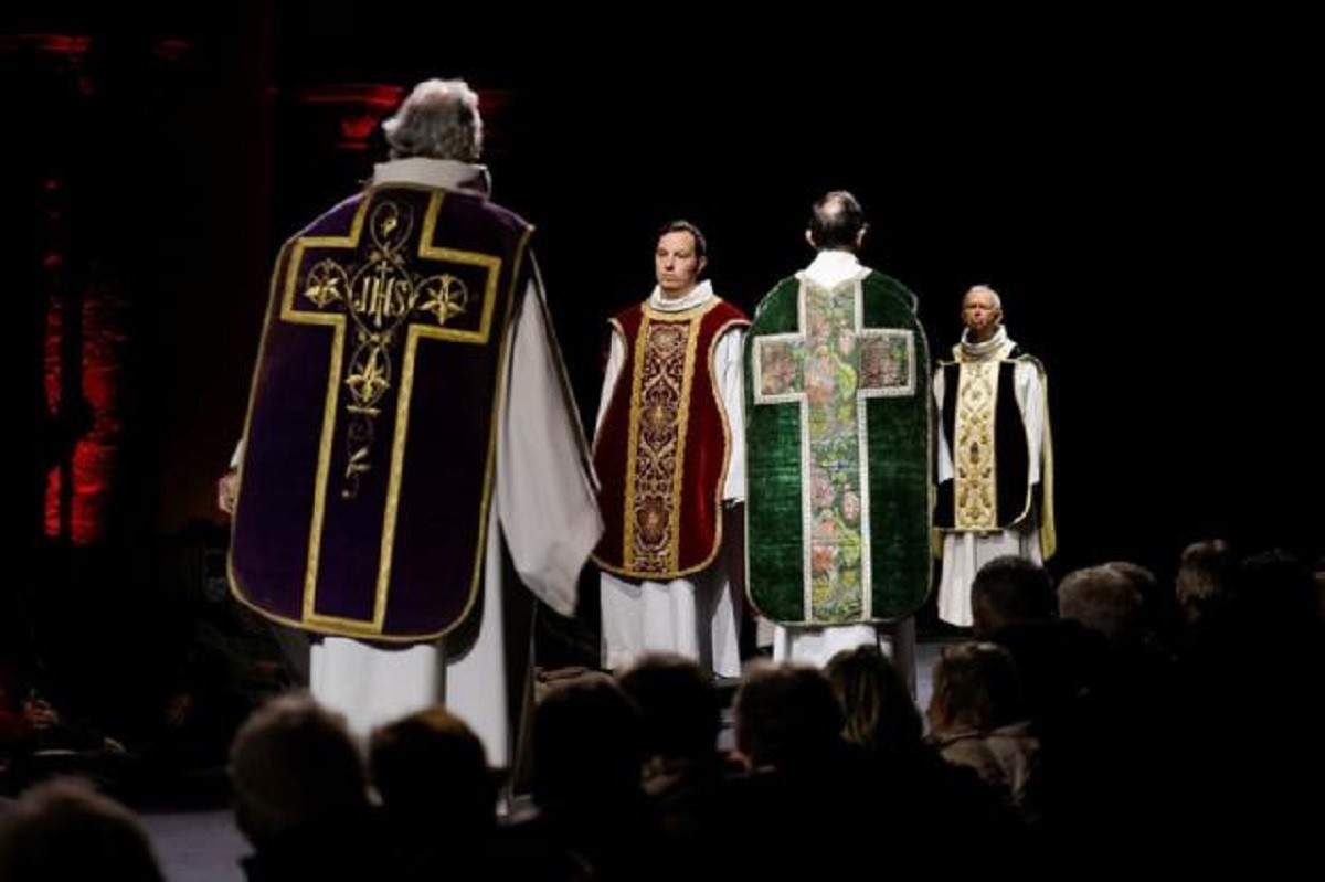«Божественная» мода: в Бельгии прошло дефиле католических одеяний за 24,5 млн рублей