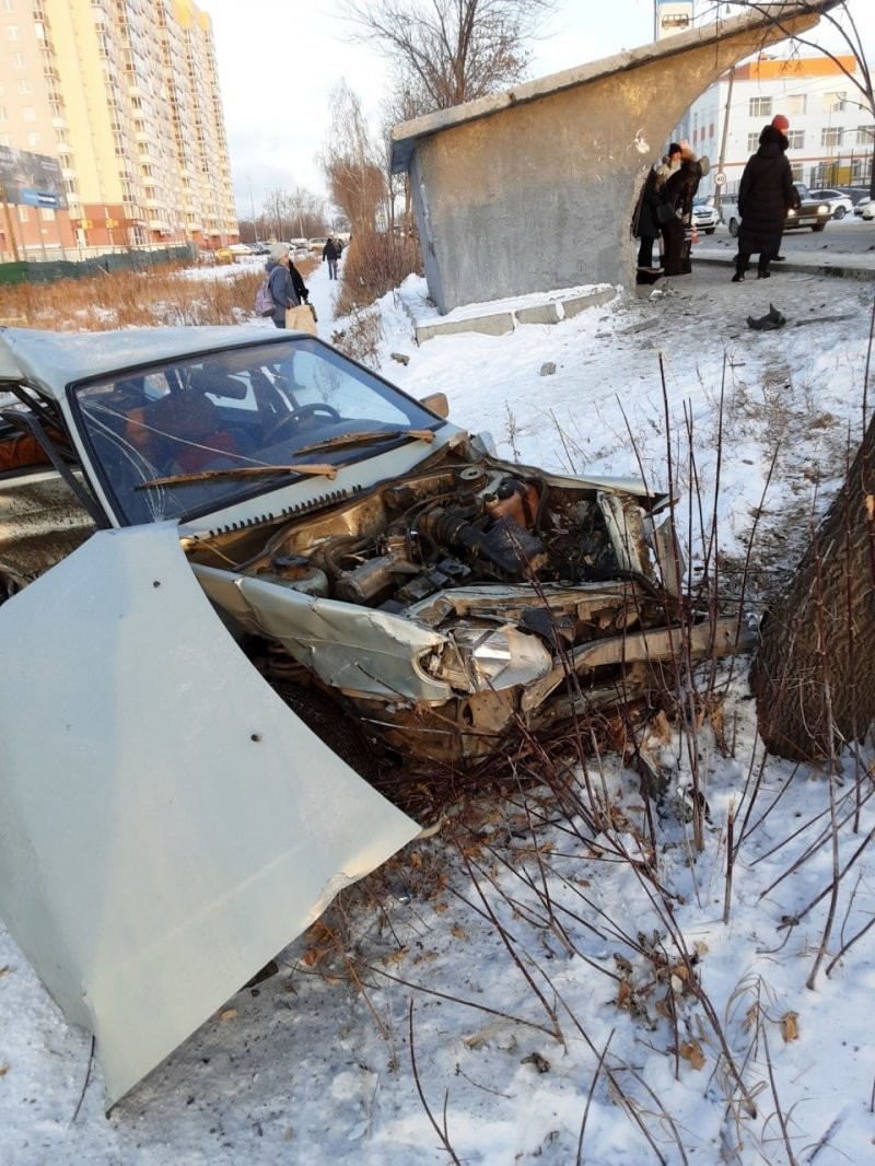 Авария дня. В Свердловской области вылетевший на остановку автомобиль сбил женщину