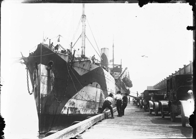 Военный транспортный корабль "Сардиния" в камуфляжной раскраске у пристани во время Первой мировой войны