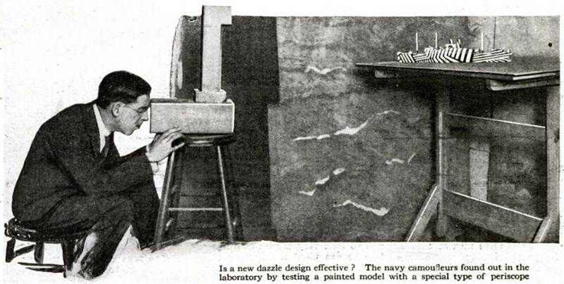 Художник тестирует модель корабля, покрытого ослепляющим камуфляжем