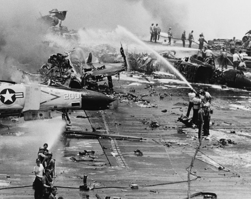 Пожар на авианосце «Форрестол». Что привело к одной из самых крупных послевоенных катастроф?