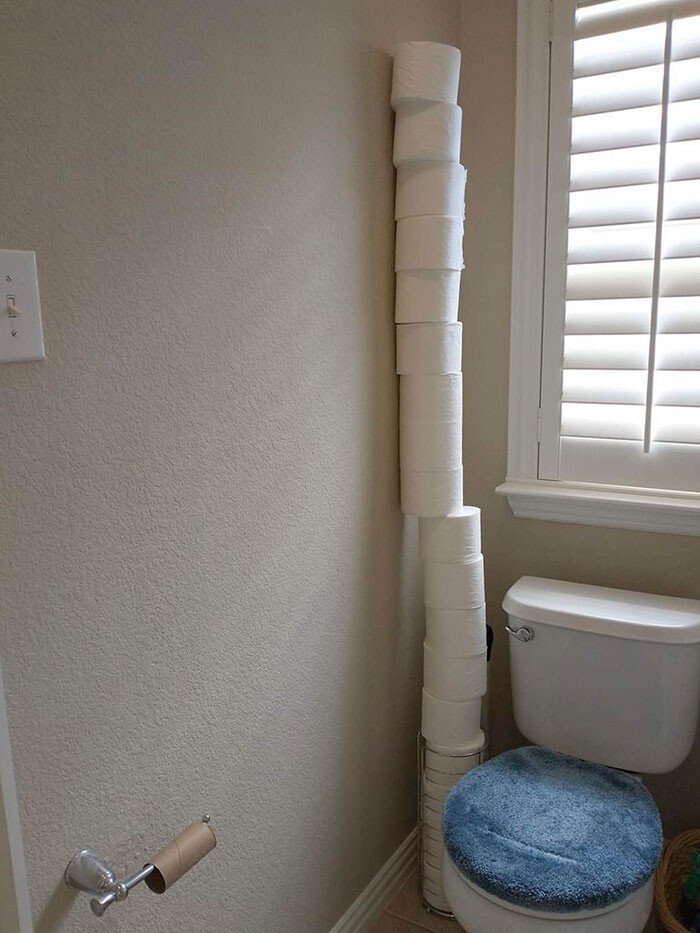 23. "Жена уже во второй раз забыла повесить новый рулон туалетной бумаги взамен закончившегося. Я мастер тонких намеков!"