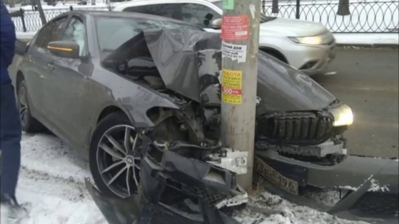 В Екатеринбурге быстрый водитель BMW влетел в столб