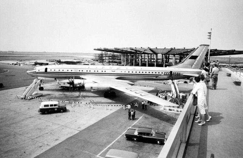 Самый большой на тот момент пассажирский самолёт в мире Ту-114 "Россия" в Нью-Йорке. Высоты трапа не хватило. США