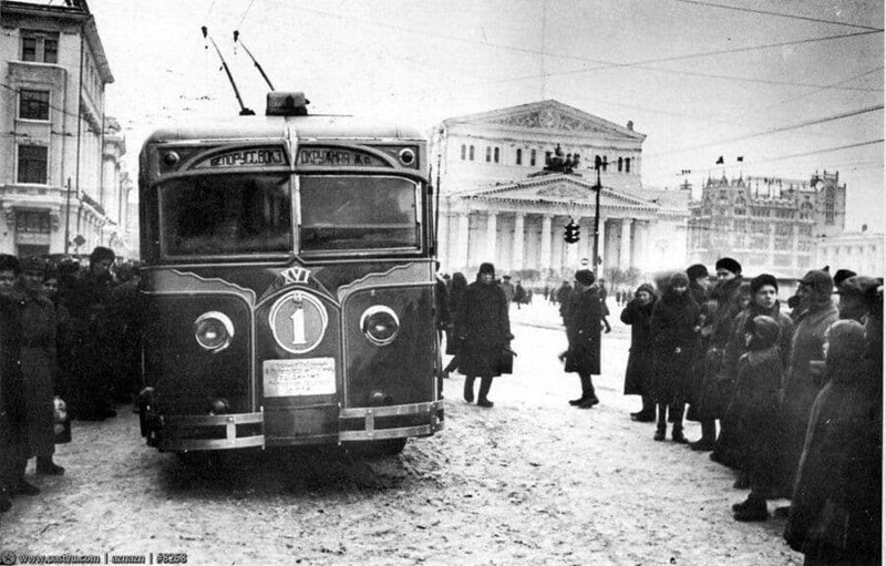 15.11.1933 в Москве от Тверской заставы до села Всехсвятского (ныне «Сокол») был пущен первый троллейбус ЛК-1 (Лазарь Каганович). 