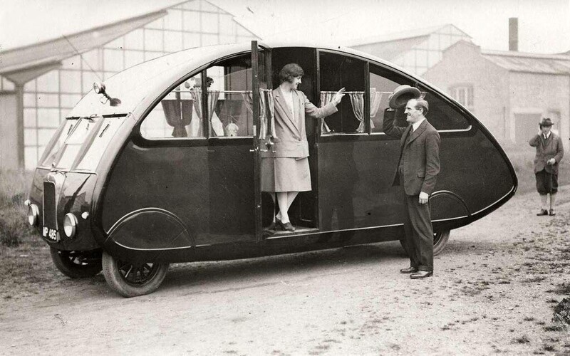 Женщина стоит в дверях автодома RV Camper, который называли «дорожной яхтой». Выставка в Лондоне, 1927 год