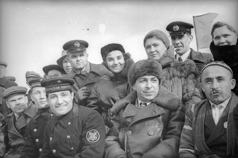 Лётчицы Валентина Гризодубова, Полина Осипенко и Марина Раскова на скачках 1938 год