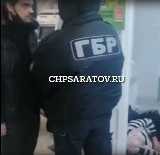 В Саратове бравые сотрудники ГБР вышибли старушку из отделения почты и попали на видео