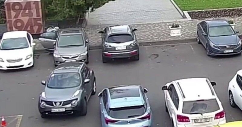 Неопытная автомобилистка пыталась припарковаться, но столкнула чужой автомобиль с лестницы
