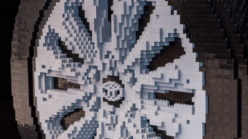 Посмотрите на полноразмерный Toyota Land Cruiser, построенный из кубиков Lego