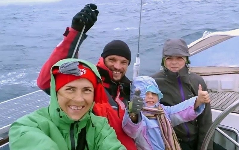 Из-за ковида российская семья с двумя детьми на борту терпит бедствие в океане