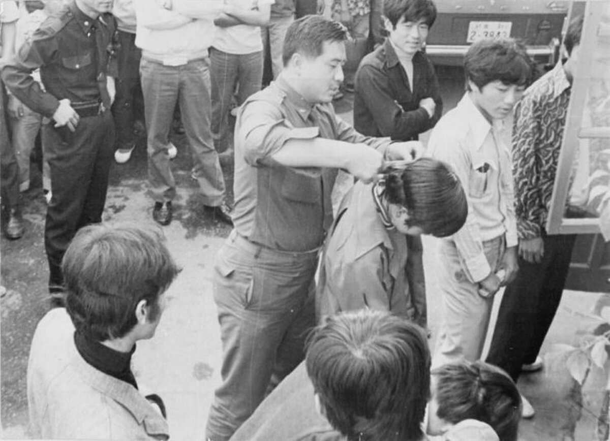 Парадоксы корейского законодательства 70-х годов: какую угрозу представляли собой длинноволосые парни и девушки в мини?