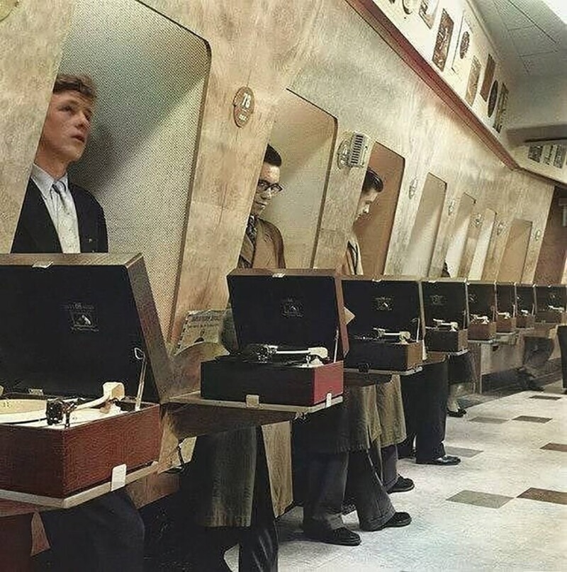 Покупaтели в лондонском мaгазине пpocлушивают новые записи в отдeльных кабинках, 1955 год