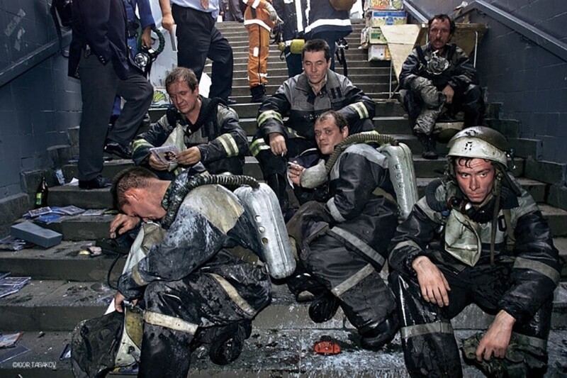 Взрыв в Московском метро. Пожарные после тушения подземного перехода на Пушкинской площади, 8 августа 2000 год