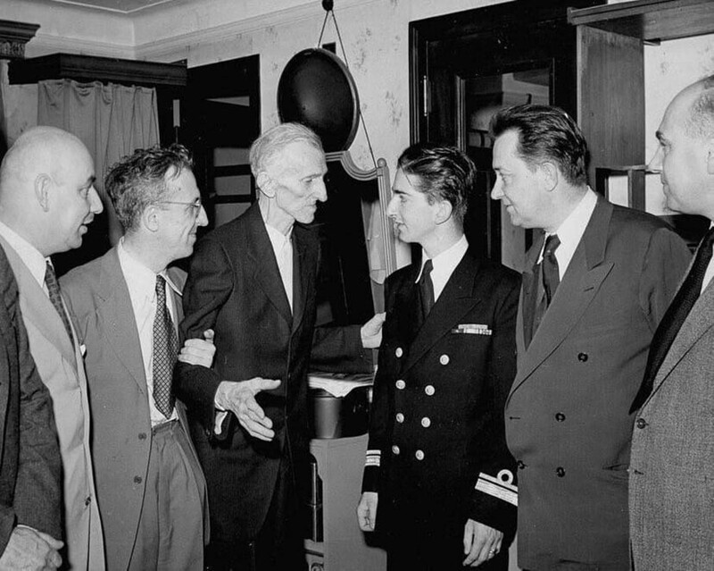Никола Тесла и король Югославии Пётр II в отеле «Нью-Йоркер», 1942 год