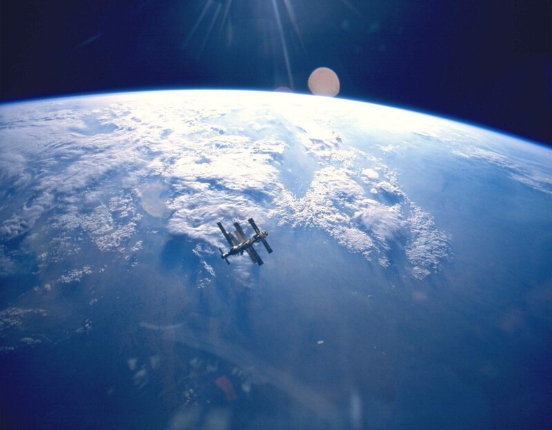 Вид на Землю и станцию «Мир» с борта космического челнока «Атлантис». Миссия STS-71, июль 1995 года