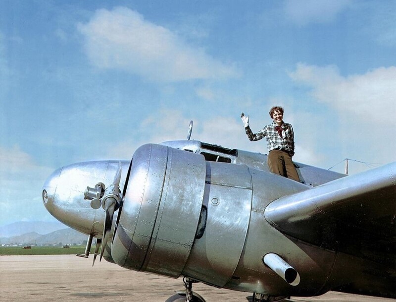 Aмелия Эрхарт - пepвая женщина-пилот, пepecекшая Атлантический океан. Пропала без вести 2 июля 1937 года