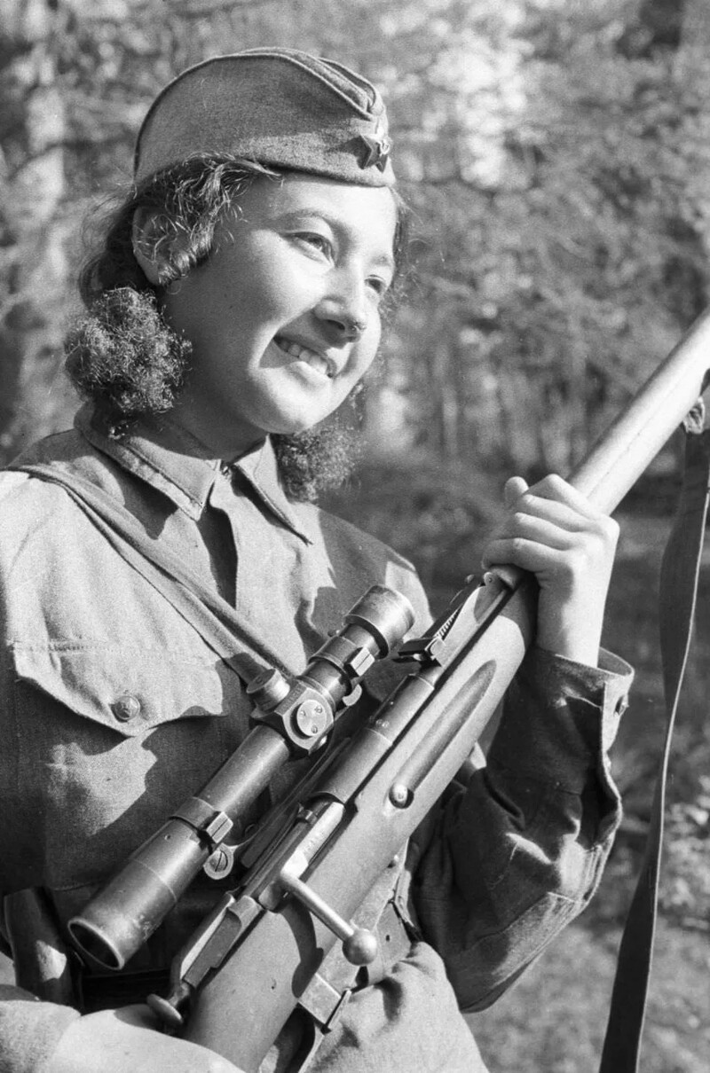 Снайпер Анастасия Степанова во время Сталинградской битвы, 1942