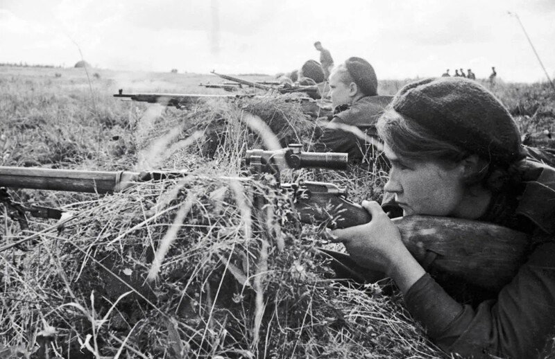 Снайпер Люба Макарова на Калининском фронте, 1943