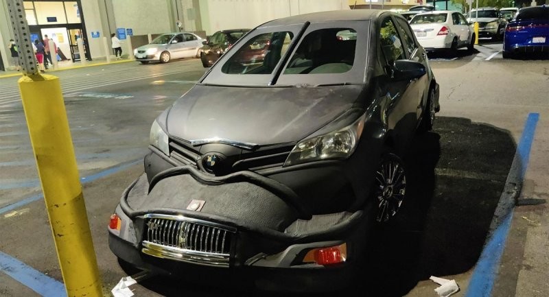 Чрезвычайно странный Toyota Yaris, который очень хочет казаться «Биммером»