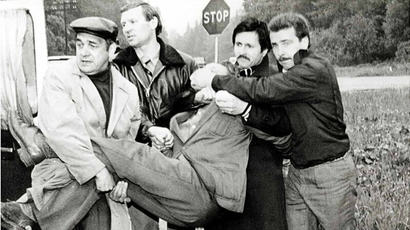 При аресте предателя схватили за руки за ноги, чтобы он не отравился припрятанной ампулой с ядом