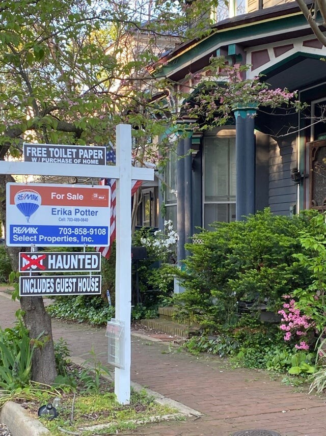 Продаётся дом с привидениями, бонус - бесплатная туалетная бумага