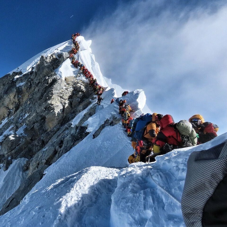 Почему погибших на Эвересте не спускают вниз, а навсегда оставляют на вершине