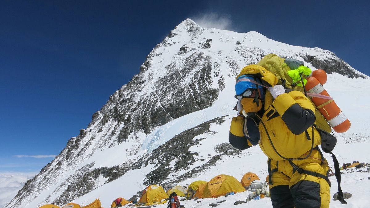 Почему погибших на Эвересте не спускают вниз, а навсегда оставляют на вершине