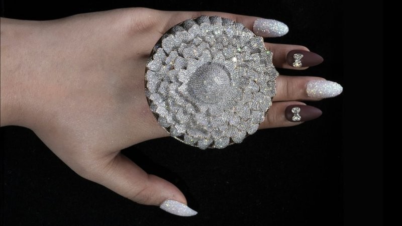 Ювелир сделал кольцо с 12 тысячами бриллиантов и попал в Книгу рекордов Гиннесса