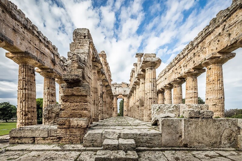 В списке финалистов, категория "Место, где творилась история": Храм Геры II, Пестум, Греция, автор - Альфредо Коррао