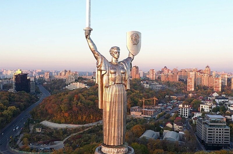 «Родина-Мать» в плену. Как на Украине глумятся над советским монументом