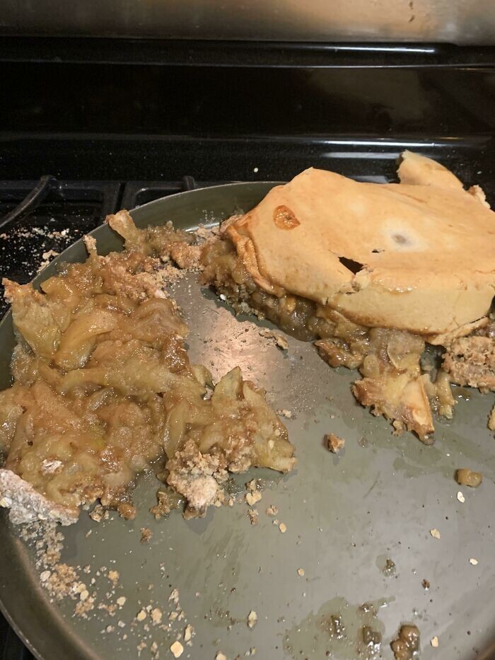 "А я в первый раз в жизни готовила яблочный пирог ко Дню благодарения. И тоже уронила. Со мной была шикарная истерика!"