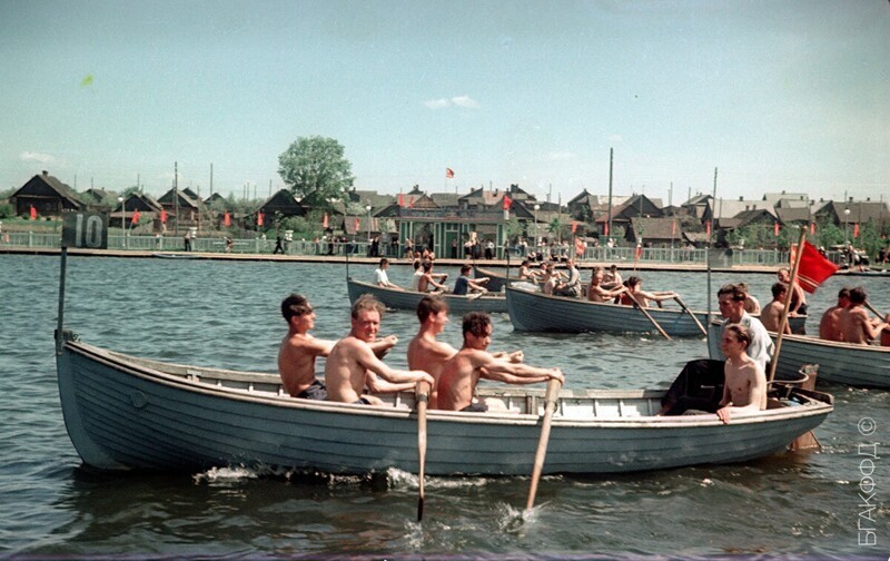 Отдыхающие на Комсомольском озере. 1953 год.
