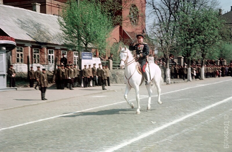 Командующий Белорусским военным округом, маршал Семен Тимошенко объезжает войска во время военного парада в честь празднования 1-го Мая.