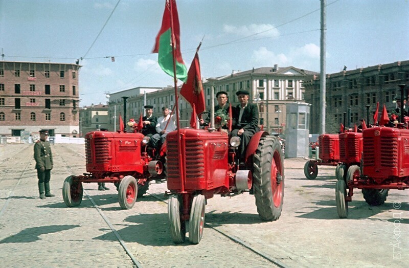 Тракторы «Беларусь» на параде сельхозтехники в честь празднования 1-го Мая