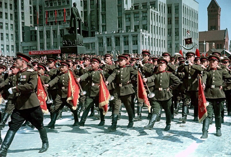 Военный оркестр на параде в честь празднования 1 Мая на площади Ленина (теперь Независимости). 1952 год.