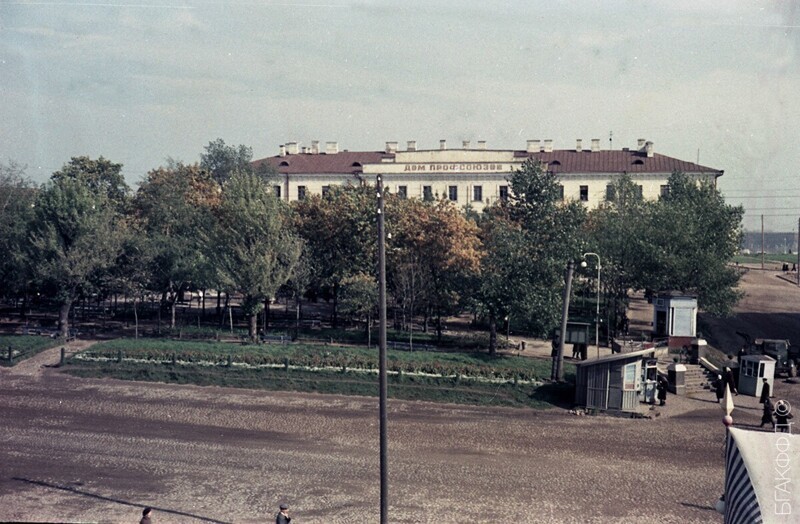 Вид на сквер и здание Дома профсоюзов на площади Свободы. 1953−1955 годы.