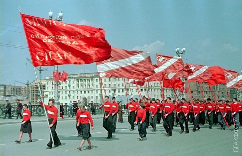 Демонстрация в честь празднования 1-го Мая. 1955 года.