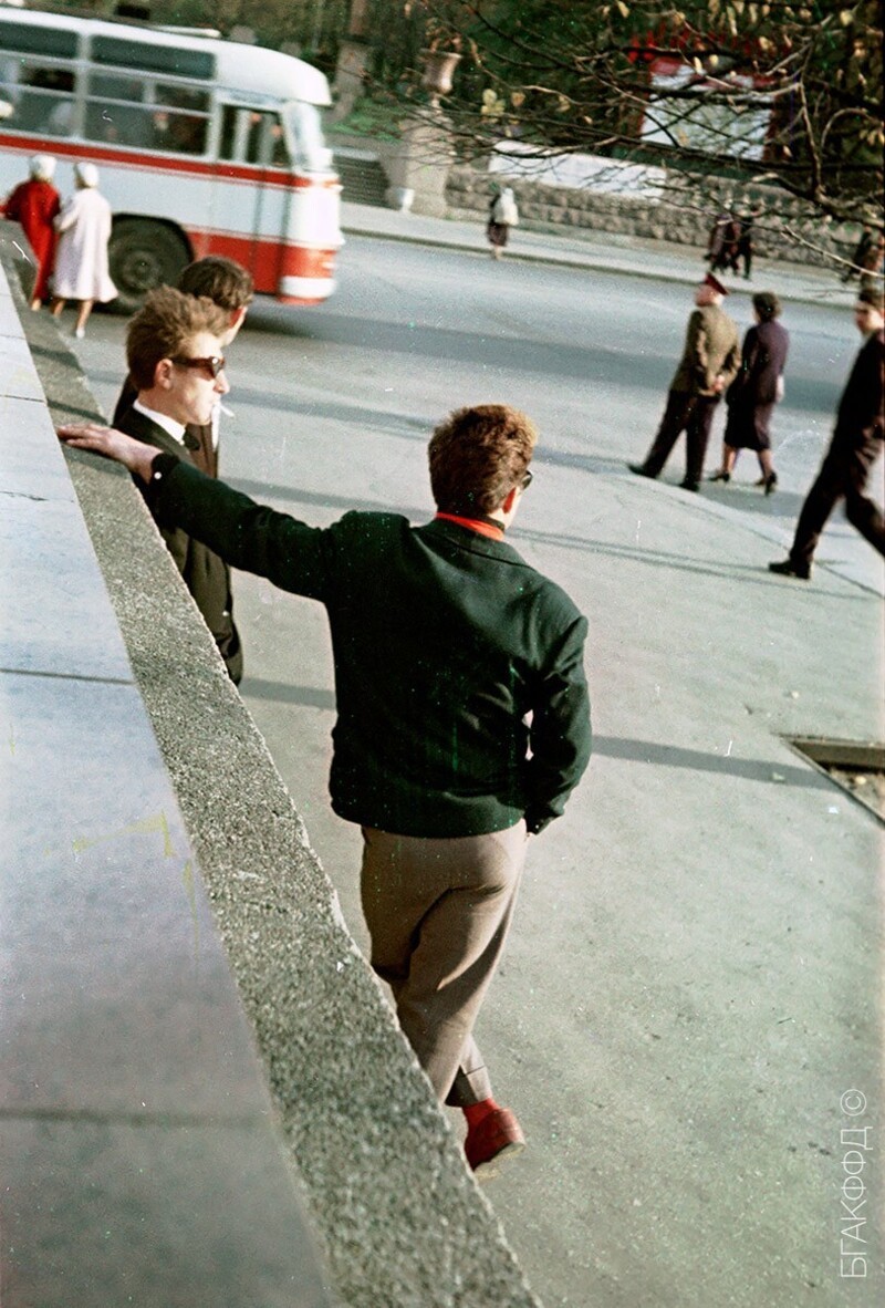 Люди стоят на Октябрьской площади. 1961 год.