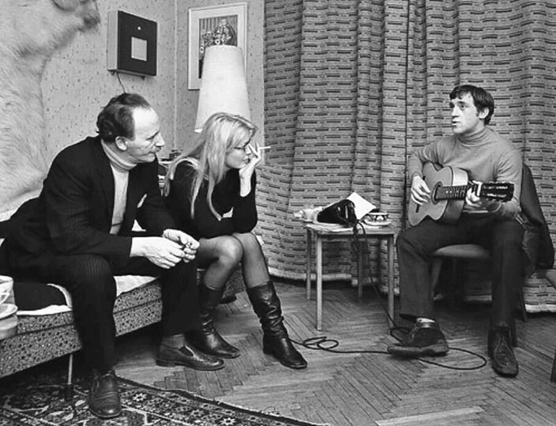  Высоцкий на вечеринке у французского журналиста Макса Леона, там он познакомились с Мариной Влади, 1967 год