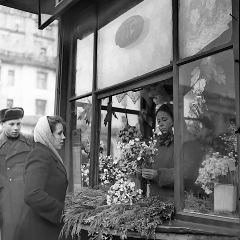  Торговля цветами на улице Горького. 40-е годы