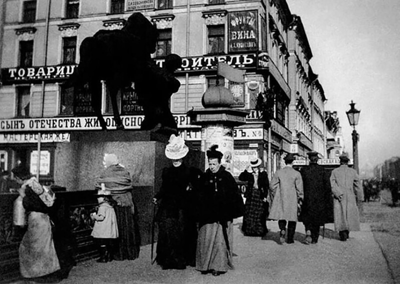 Прохожие на Невском проспекте. Аничков мост  1900-10-е гг. Фотограф Альфред Эберлинг. Собрание В. А. Никитина