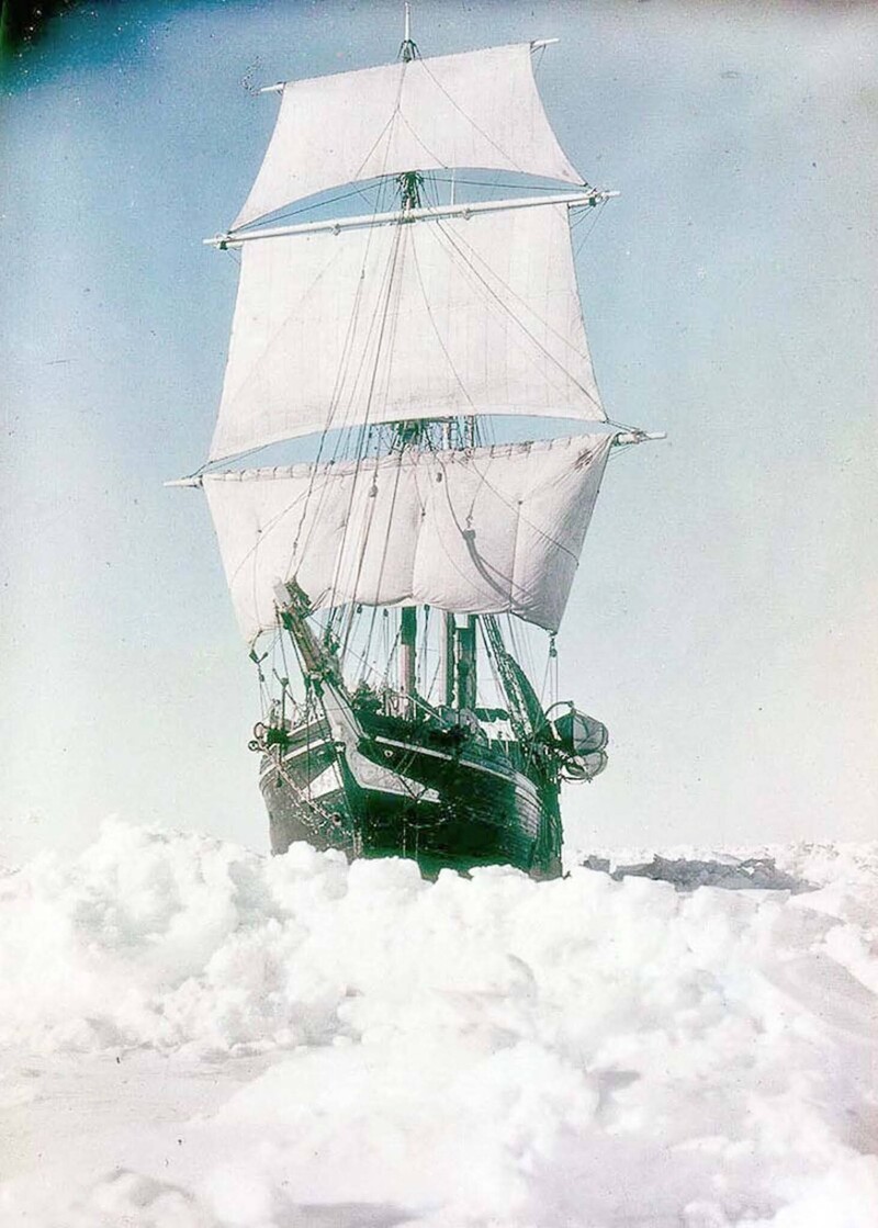 Корабль, скованный льдом